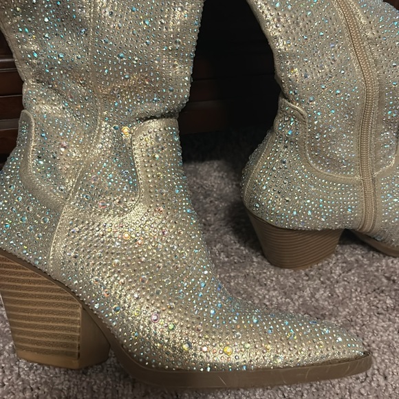 Like new! Bedazzled cowgirl boot - Picture 2 of 6